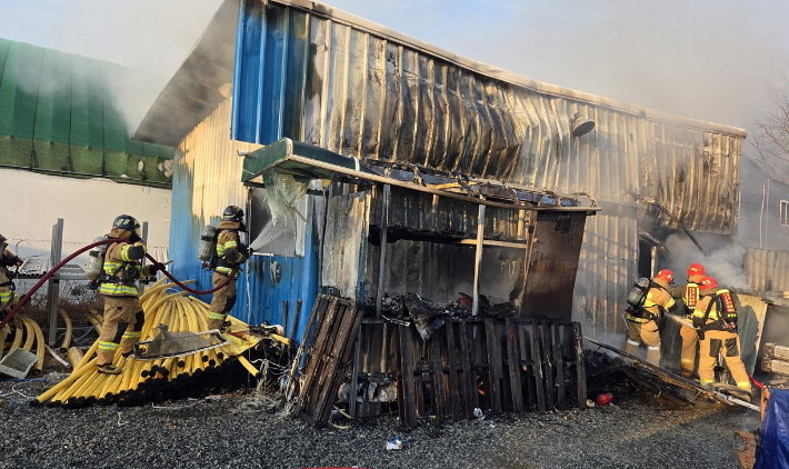 경주시 용강동의 한 가스 자재 판매점에서 화재가 발생했다. 경북소방본부 제공