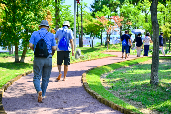 청초호 맨발걷기길. 속초시 제공