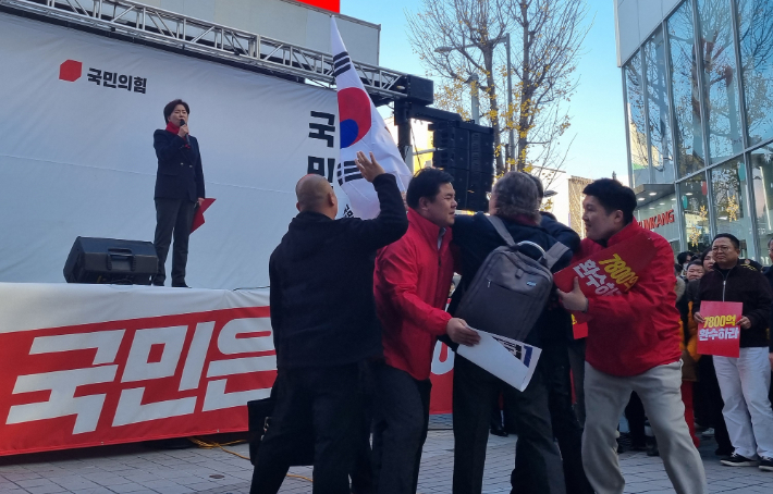 11월 29일 대전 중구 으능정이 거리에서 열린 '국민의힘 민생회복 법치수호 국민대회'에서 양향자 최고위원이 "윤석열 대통령의 계엄은 불법이었다"고 발언하자 당원들이 종이컵을 던지고 야유를 보내는 등 항의했다. 연합뉴스