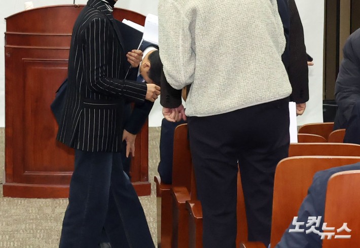 정청래 대표에 고개숙여 인사하는 문진석