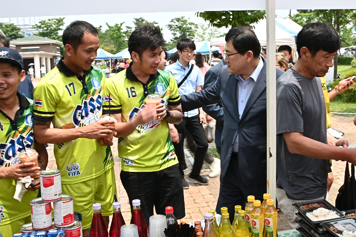 외국인 근로자 축제 현장에서 주낙영 경주시장(오른쪽에서 두 번째)이 참가자들과 대화를 나누고 있다. 경주시 제공