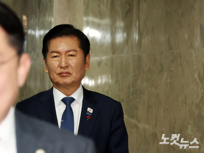 더불어민주당 정청래 대표가 8일 오전 국회에서 열린 비공개 의원총회에 참석하고 있다. 황진환 기자