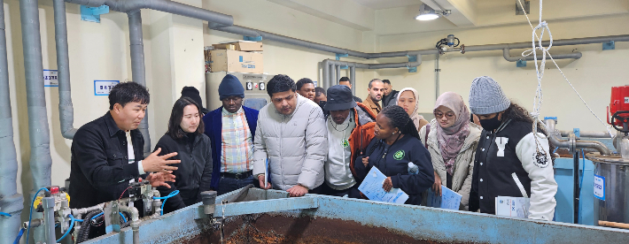 영남대학교 박정희새마을대학원에서 수자원관리를 전공하는 외국인 학생들이 경주시 생활하수과 수질연구동을 방문해 GK-SBR 물 정화 장치를 견학하고 있다. 경주시 제공