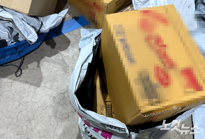 비닐 하나에 물건 2개가 들어가 있는 꼼수 포장. 고상현 기자