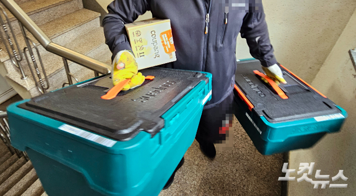 프레쉬백 수거하는 A씨. 고상현 기자