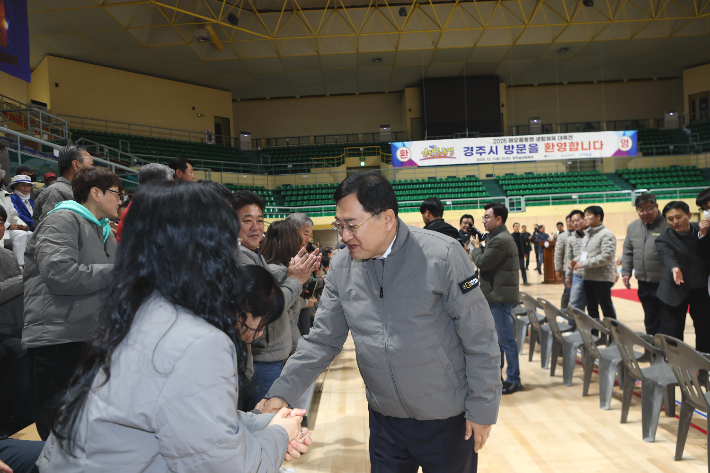 경주실내체육관에서 열린 '2025 해오름 생활체육 대축전'에서 주낙영 경주시장이 참가자들과 인사를 나누고 있다. 경주시 제공