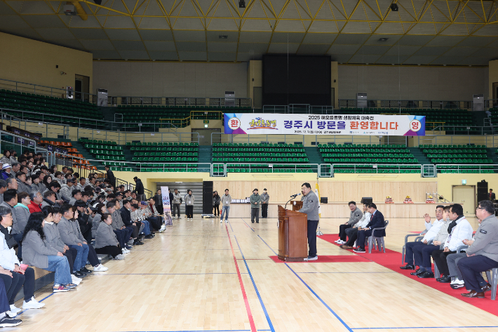 경주실내체육관에서 열린 '2025 해오름 생활체육 대축전' 개회식에서 주낙영 경주시장이 환영사를 하고 있다. 경주시 제공