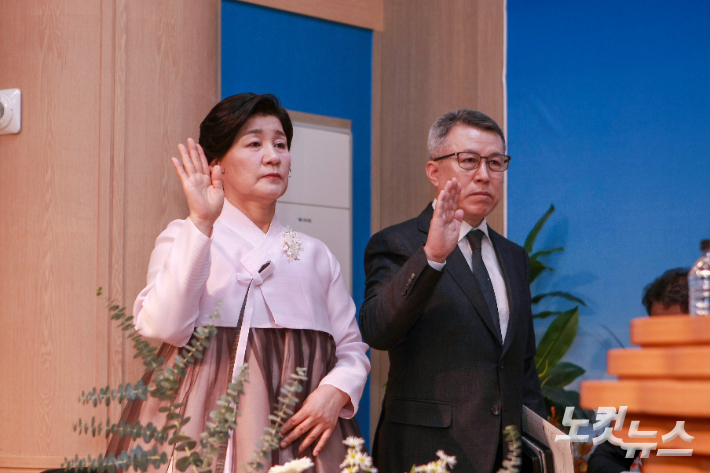 합병 감사예배에서 새 담임목사로 위임 서약을 하고 있는 고명호 목사. 최화랑 기자