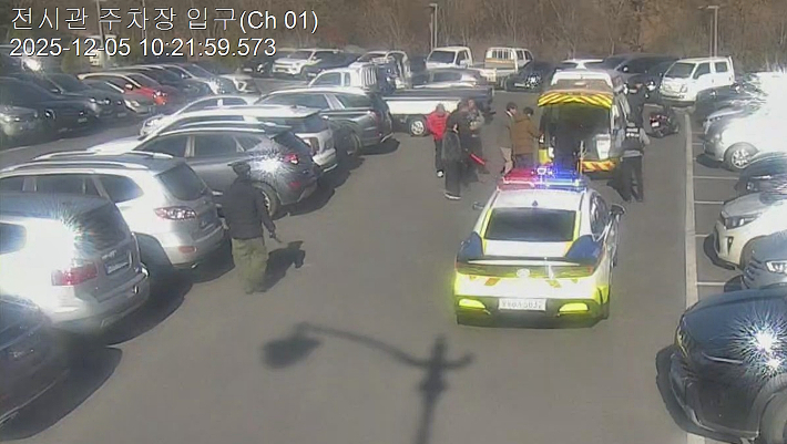 지난 5일 경주 화랑마을 화랑전시관 주차장에서 쓰러진 교육생을 구조하기 위해 119 구급대가 현장에 도착한 모습. 화랑마을 직원들의 신속한 신고와 응급처치로 환자는 의식을 회복한 뒤 병원으로 이송됐다. 경주시 제공