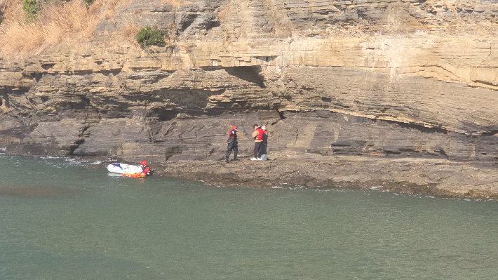채석강 고립 관광객 2명 구조 모습. 부안해경 제공