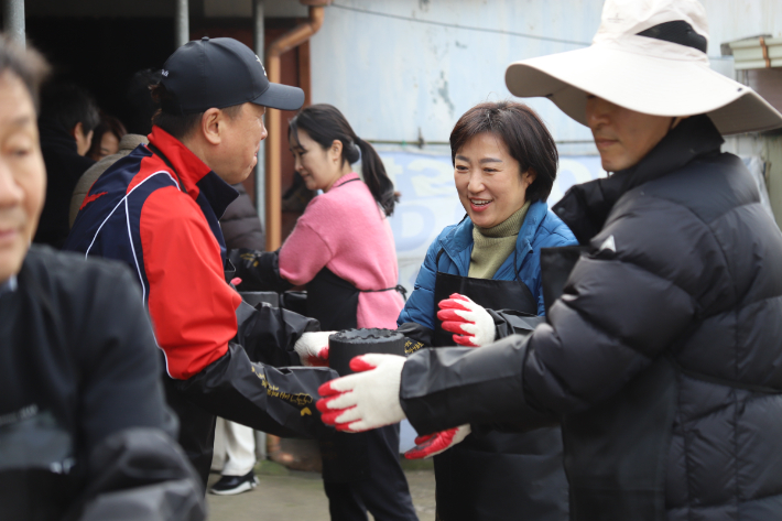 광주시의회 신수정 의장이 김근태 재단 광주·전남지부와 함께 지난 7일 광주 소재 에너지 취약계층 4가구에 연탄을 전달하는 '사랑의 연탄나누기 봉사활동'을 진행했다. 신수정 의장 제공
