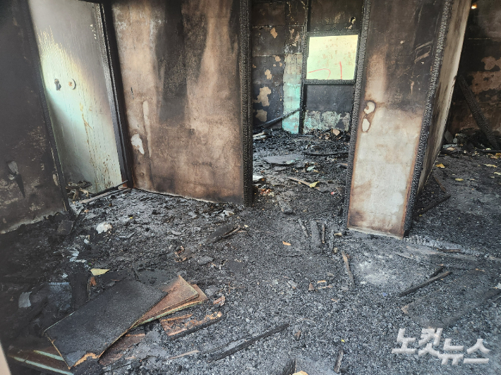 지난 달 6일 오후 6시 50분쯤 부산 영도구 청학동 한 지역주택조합 사업 예정지에서 빈집 화재가 발생해 내부가 모두 불에 탄 모습. 정혜린 기자