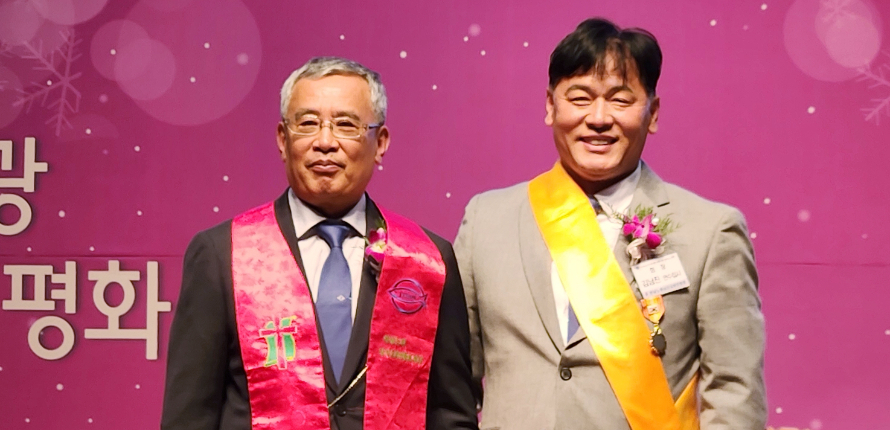 신임 회장으로 박주섭 안수집사(광주벧엘교회/좌)와 직전 회장 김남진 안수집사(금호벧엘교회). 남선교회(류기환 안수집사) 제공