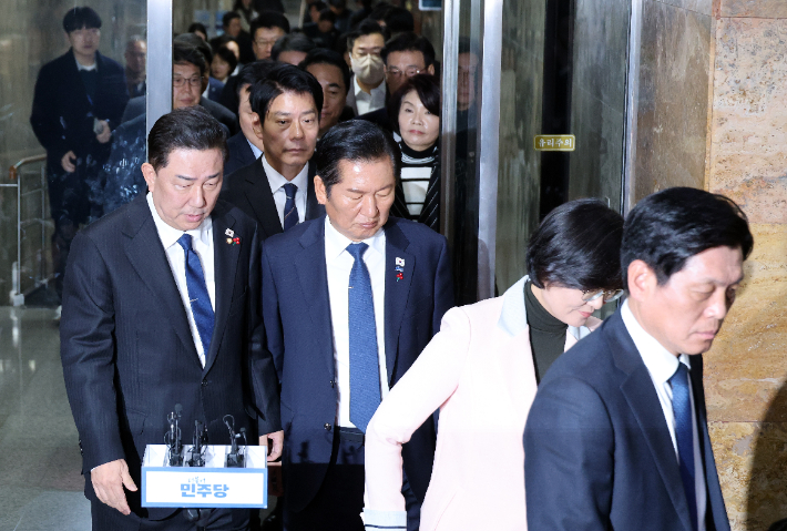 정청래 대표와 김병기 원내대표를 비롯한 더불어민주당 의원들이 8일 서울 여의도 국회에서 열린 비공개 의원총회를 마친 뒤 회의장을 나서고 있다. 연합뉴스