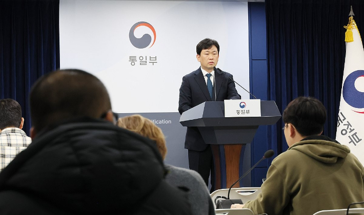 윤민호 통일부 대변인이 8일 서울 종로구 정부서울청사에서 정례브리핑을 하고 있다. 연합뉴스