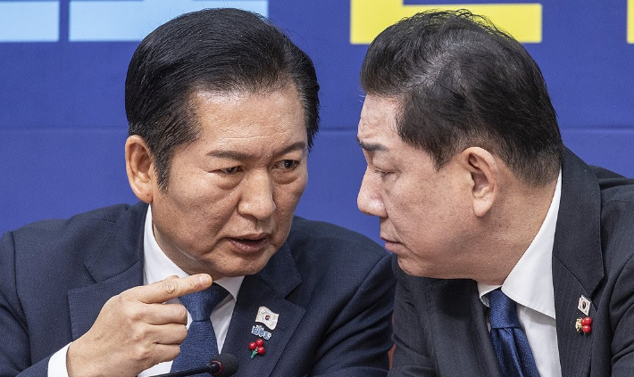 더불어민주당 정청래 대표(왼쪽)와 김병기 원내대표가 8일 국회에서 열린 최고위원회의 도중 대화하고 있다. 연합뉴스