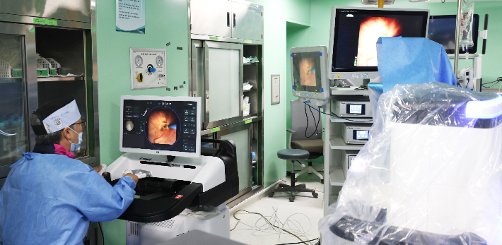 세명기독병원 비뇨의학센터 이중호 센터장이 자메닉스 AI로봇으로 신장결석 수술을 하고 있다. 포항세명기독병원 제공