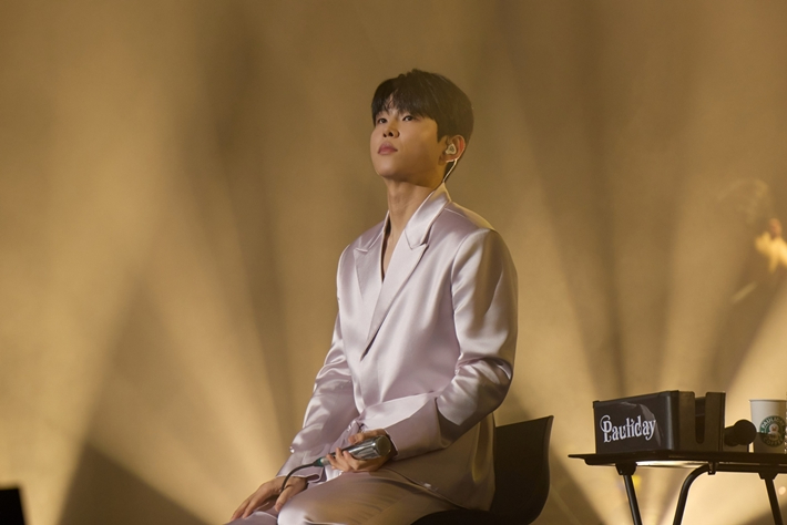 지난 6~7일 서울 광진구 세종대학교 대양홀에서 연말 공연 '폴리데이'를 개최한 가수 폴킴. 와이예스엔터테인먼트, 켄버스 제공