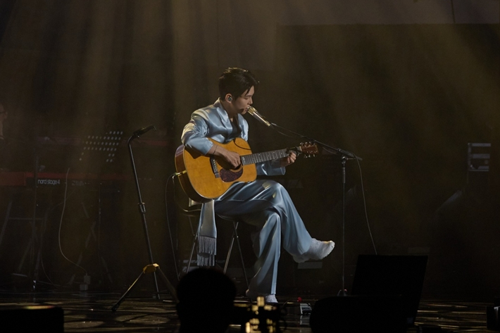 폴킴은 '모든 날, 모든 순간'에서 기타를 직접 연주했다. 와이예스엔터테인먼트, 켄버스 제공