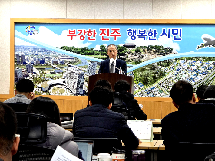 김성일 진주시 우주항공경제국장이 8일 기자회견을 열고 있다. 진주시청 제공