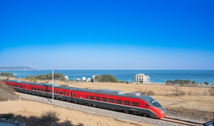 강원 강릉에서 부산까지 동해안 권역을 잇는 동해선 철도가 올해 1월 1일 첫 운행에 나섰다. 연합뉴스