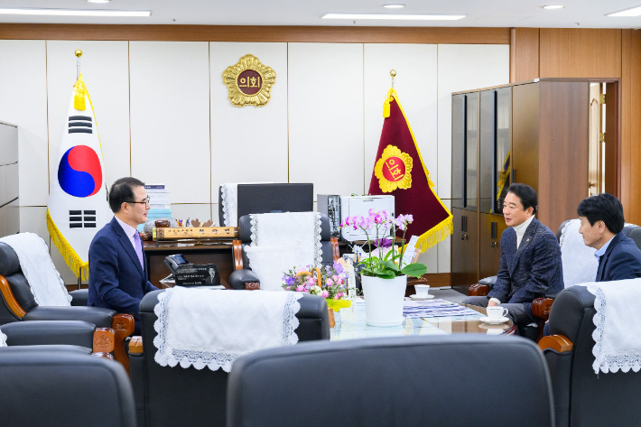 장충남 남해군수가 8일 최학범 경남도의회 의장과 면담을 하고 있다. 남해군청 제공