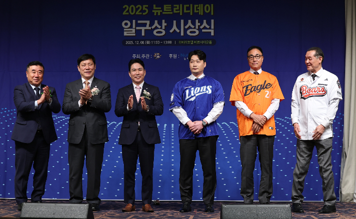 8일 서울 강남구 리베라호텔에서 열린 '2025 뉴트리디데이 일구상 시상식'에서 진행된 21번 영구 결번 착장식에서 참석자들이 유니폼을 입고 기념 촬영을 하고 있다. 왼쪽부터 김광수 일구회 회장, 허구연 총재, 김형대 뉴트리디데이 대표, 오승환, 송진우, 박철순. 연합뉴스 