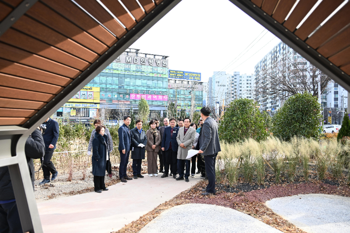울산 북구 매곡정원에는 매화나무, 왕벚나무 등 31개 종류 5천 여 그루의 나무를 비롯해 수국 등 30여 종류 2천 여 포기의 꽃이 심어져 있다. 북구청 제공