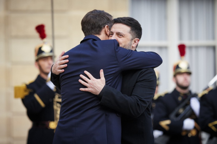 에마뉘엘 마크롱 프랑스 대통령이 중국 방문 2일 전인 12월 1일 파리 엘리제궁에서 볼로디미르 젤렌스키 우크라이나 대통령과 만나 포옹하고 있다. 우크라이나 대통령실 홈페이지
