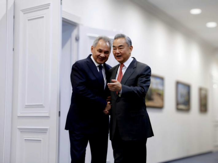 왕이 중국 공산당 중앙정치국 위원 겸 외교부장이 지난 12월 2일 러시아 모스크바를 방문해, 세르게이 쇼이구 러시아 연방 안전보장이사회 서기와 제 20차 중러 전략안보협의회를 공동 주재했다. 중국 외교부 홈페이지