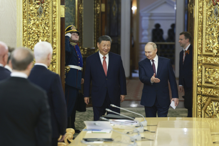 2025년 5월 8일 블라디미르 푸틴 러시아 대통령이 모스크바를 방문한 시진핑 주석을 크렘린궁의 정상회담장으로 안내하는 모습. 중국 외교부 홈페이지  