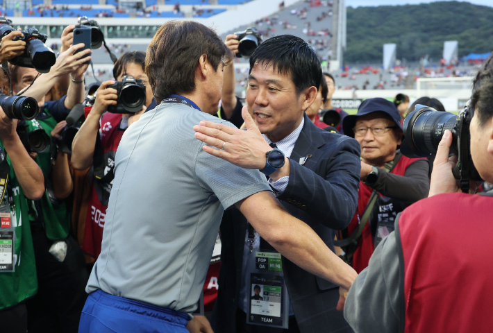 지난 7월 15일 경기도 용인미르스타디움에서 열린 2025년 동아시아축구연맹(EAFF) E-1 챔피언십(동아시안컵) 남자부 최종 3차전 한국과 일본의 경기. 경기에 앞서 한국 홍명보 감독이 일본 모리야스 하지메 감독과 인사하고 있다. 연합뉴스