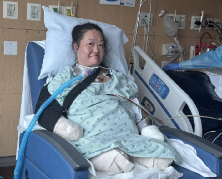 지난 3월, 용혈성 요독 증후군으로 사지절단 수술을 받은 한국계 입양인 사라 도먼이 병상에 누워 있다. 후원사이트 고펀드미 캡쳐