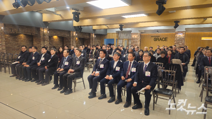 대한예수교장로회 통합총회 사회봉사부가 지난 2일 서울 종로구 대학로 한국교회100주년기념관 그레이스홀에서 '한국선교 140주년 사회선교의 과제'를 주제로 제110회기 사회봉사부 정책협의회를 가졌다. 정책협의회에는 전국 69개 노회 임원들과 총회 관계자들이 참석했다. 송주열 기자