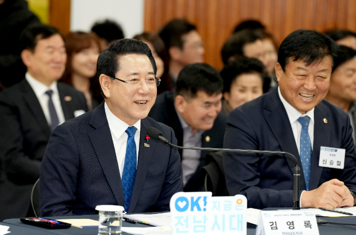 김영록 전라남도지사가 8일 영암군민회관 대회의실에서 열린 '영암군 정책비전 투어'에서 인사말을 하고 있다. 전라남도 제공