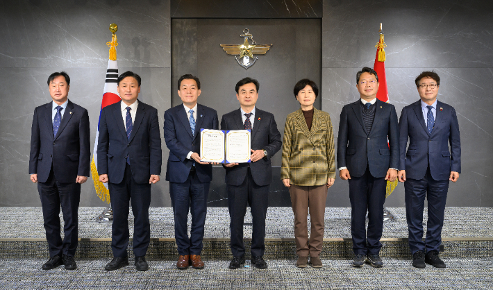 이재준 수원시장(왼쪽에서 세 번째)과 수원 지역 국회의원 5명이 안규백 국방부장관(왼쪽에서 네번째)에게 '수원 군 공항 이전의 국가전략 사업화를 위한 공동 건의문'을 전달한 후 함께하고 있다. 국방부 제공