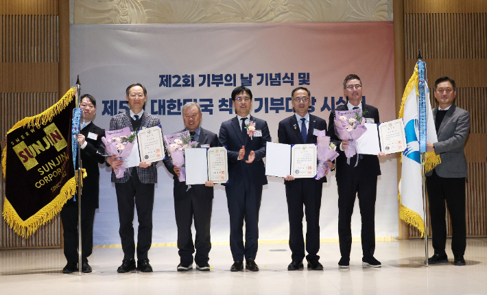 김민재 행정안전부 차관이 8일 서울 송파구 한국광고문화회관에서 열린 '제5회 대한민국 착한기부대상 시상식'에서 국무총리 표창 수상자들과 기념 촬영하고 있다. 행정안전부 제공