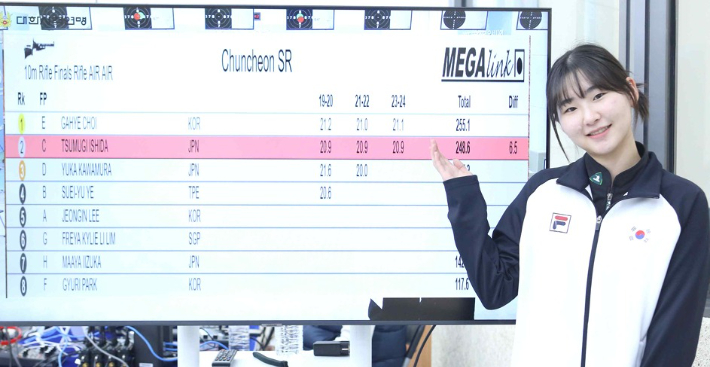 10m 공기소총 여자부에서 한국신기록을 수립한 최가혜가 점수판을 가리키고 있다. 대한사격연맹 제공