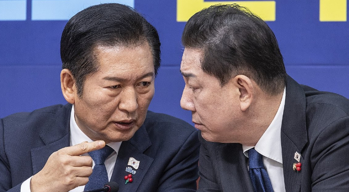 더불어민주당 정청래 대표(왼쪽)와 김병기 원내대표가 8일 국회에서 열린 최고위원회의 도중 대화하고 있다. 연합뉴스