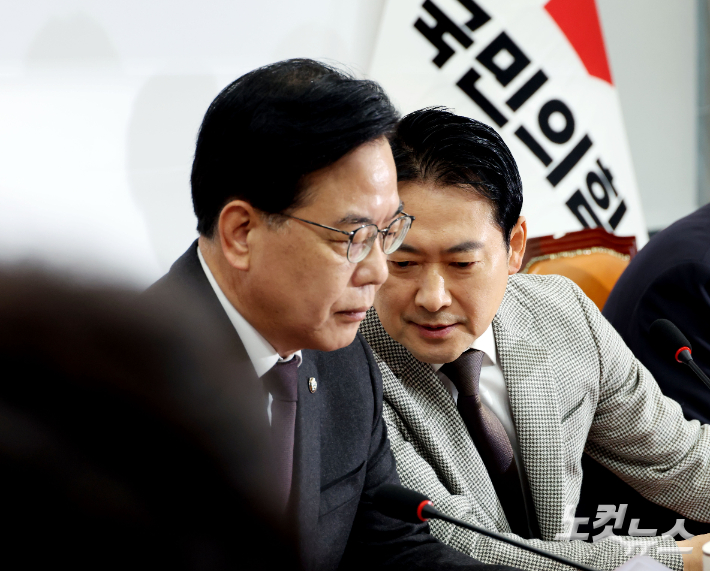 국민의힘 장동혁 대표(오른쪽)와 송언석 원내대표가 8일 오전 국회에서 열린 최고위원회의에 참석해 귀엣말을 나누고 있다. 황진환 기자