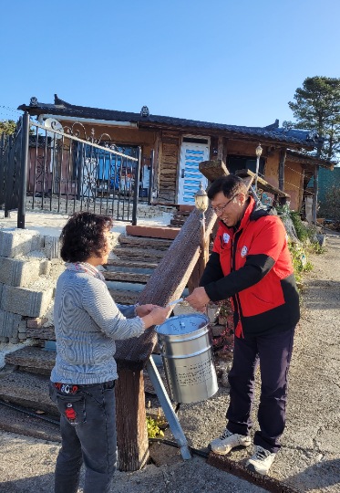 울진군이 화목보일러 재처리용기를 전달하고 있다. 울진군 제공