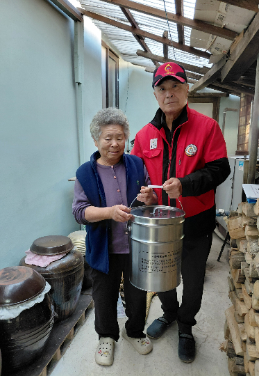 울진군이 화목보일러 재처리용기를 전달하고 있다. 울진군 제공