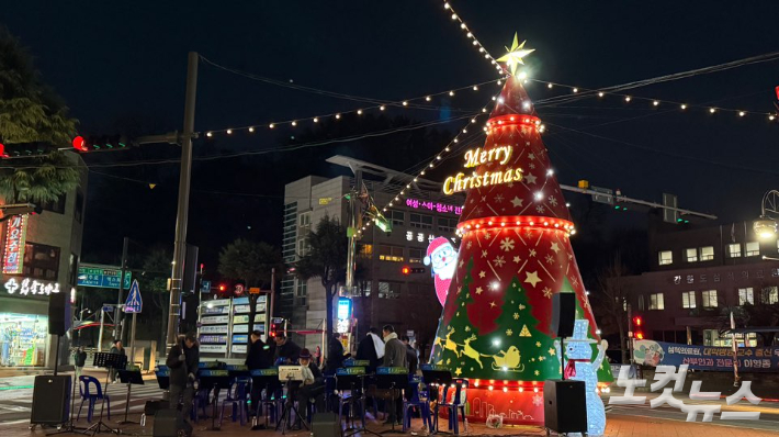 "성탄의 빛이 더 많은 사람들에게 비춰지길" 2025 삼척 성탄트리 점등식
