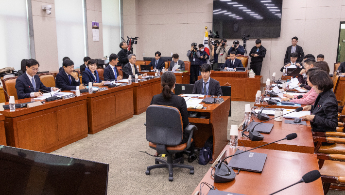 국회 법제사법위원회 법안심사제1소위원회장인 더불어민주당 김용민 의원이 8일 국회에서 열린 소위 회의에서 안건을 설명하고 있다. 연합뉴스