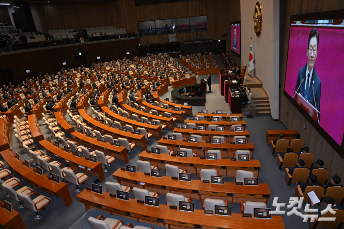 이재명 대통령이 4일 국회 본회의장에서 정부 예산안 시정연설을 하는 가운데 더불어민주당 의원들이 박수를 치고 있다. 윤창원 기자