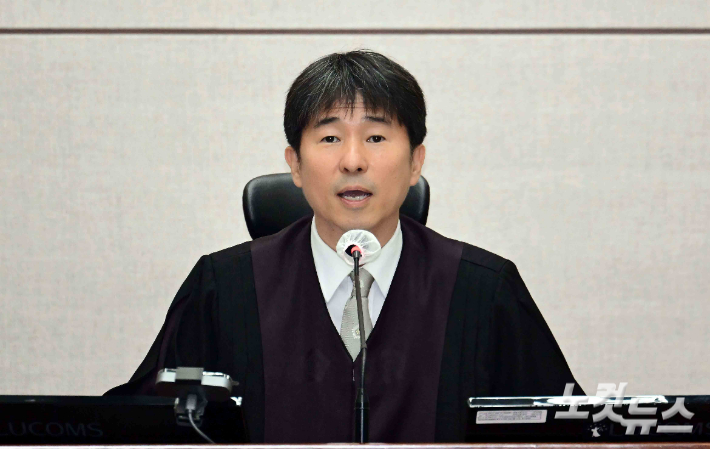 지귀연 부장판사가 21일 오전 서울 서초구 서울중앙지법 417호 법정에서 열린 윤석열 전 대통령의 내란 우두머리 혐의 재판을 하기 전 언론 공개에 대한 발언을 하고 있다. 사진공동취재단