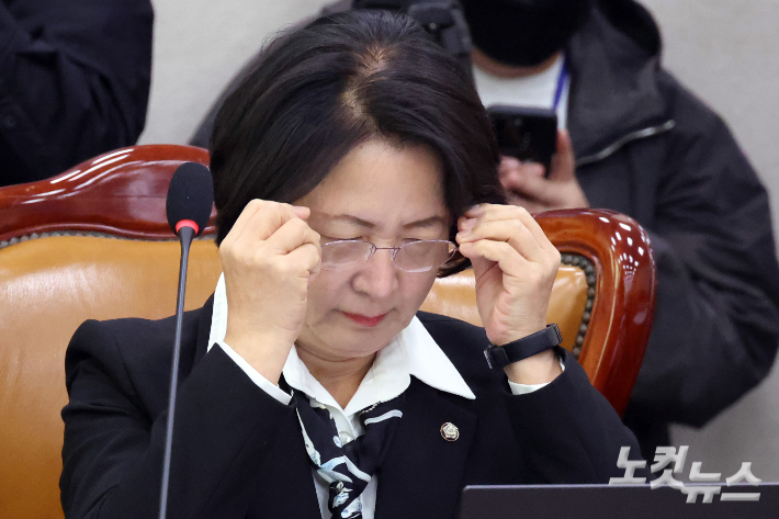 27일 서울 여의도 국회에서 열린 법제사법위원회의 대검찰청 국정감사에서 추미애 위원장이 안경을 만지고 있다. 윤창원 기자