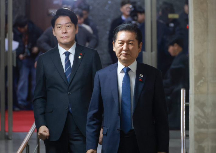 더불어민주당 정청래 대표가 8일 서울 여의도 국회에서 열린 비공개 의원총회에 참석하고 있다. 연합뉴스