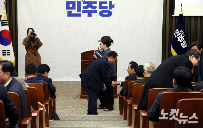 더불어민주당 정청래 대표가 8일 오전 국회에서 열린 비공개 의원총회에 참석해 인사를 나누고 있다. 황진환 기자