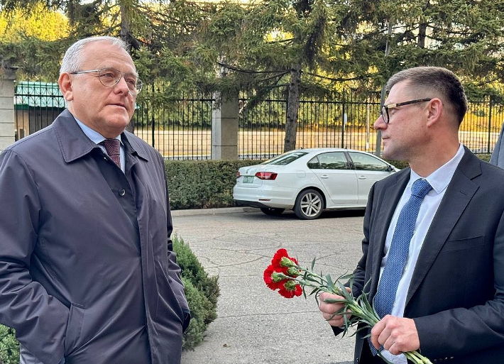 알렉산드르 마체고라 주북 러시아대사(왼쪽). 연합뉴스